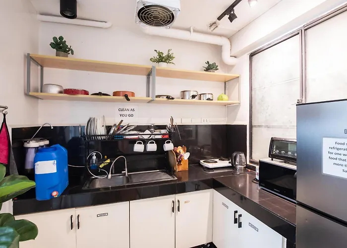 Homey And Cozey Poblacion Makati S11 Homestay